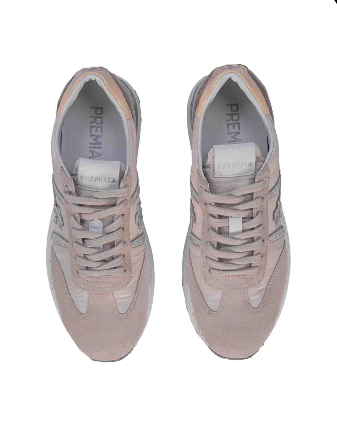 shop PREMIATA Saldi Scarpe: Premiata sneakers "Conny" in mix di materiali.
Modello con punta tonda.
Chiusura con lacci.
Applicazione con logo sulla linguetta.
Caviglia imbottita.
Altezza Suola 4 cm.
Fusbet Interno 27 cm.
Composizione: SOLE: 85% EVA 15% PHYLON (PLASTIC MATERIAL) UPPER: 40% CALF LEATHER 30% PL 10% PA 10% PU 10% PC LINING: 100% GOAT LEATHER
Made in Vietnam.. CONNY-6671 number 4195284